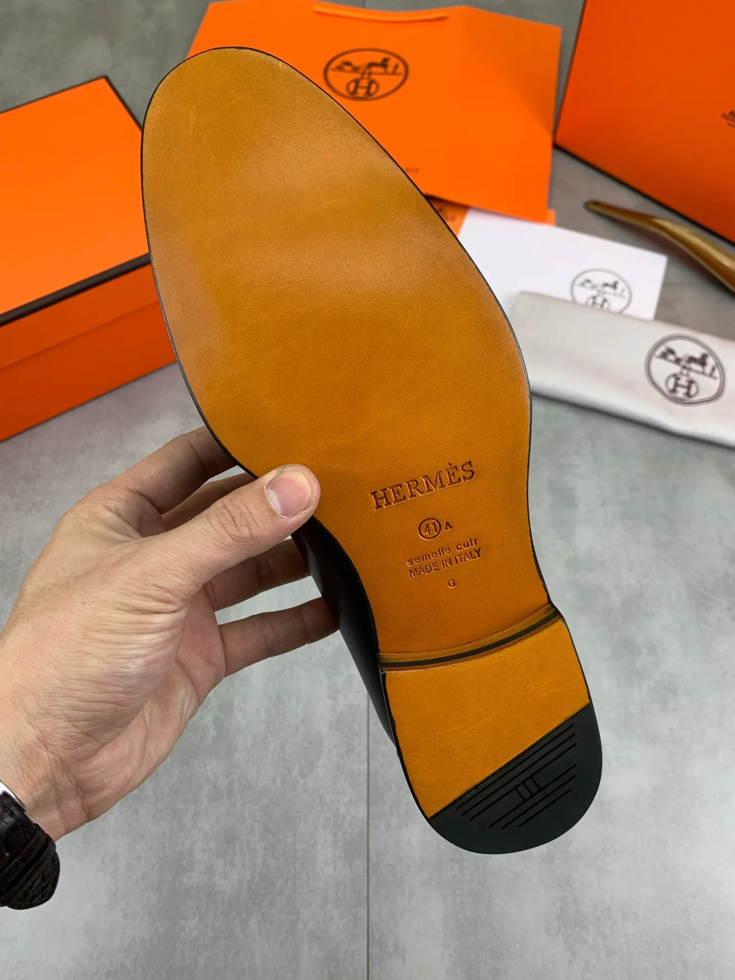 Factory price P980 💰💎💎💎 Original genuine leather outsole Brand: Hermès Grade: Same as the official website Original quality materials: Original soft calfskin Water-dyed cowhide lining Original Italian genuine leather outsole Style categories: Men's fashion Formal casual leather shoes Slip-on men's shoes series Young fashion European and American trends British style Code number: 39-45 (38.46 can be customized)